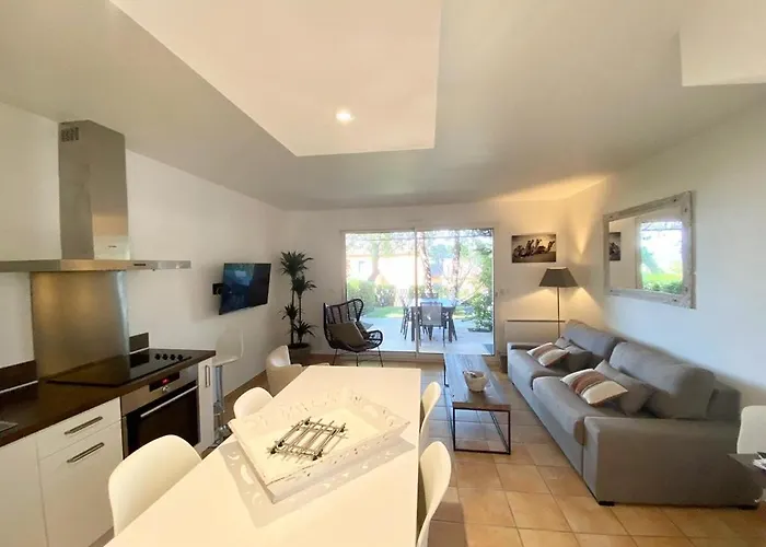 Villa Vue Mer Donnant Sur Le Golfe De St Tropez, 2 Chambres, 6 Pers, Piscine Commune